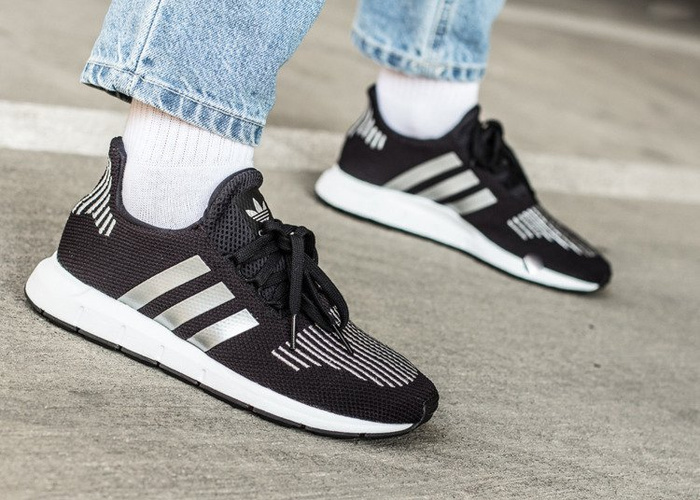 Buty sportowe damskie Adidas Swift Run (CQ2597)