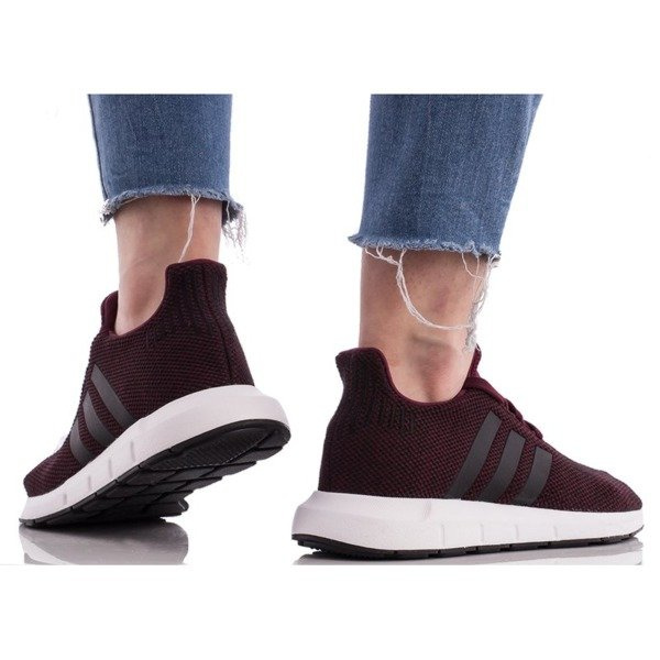 Buty sportowe damskie Adidas Swift Run (CQ2600)