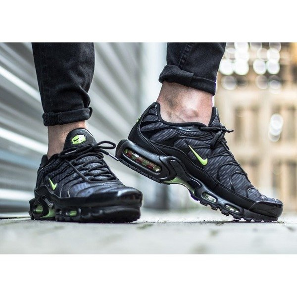 Buty sportowe męskie Nike Air Max Plus SE (AJ2013-001)