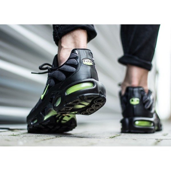 Buty sportowe męskie Nike Air Max Plus SE (AJ2013-001)